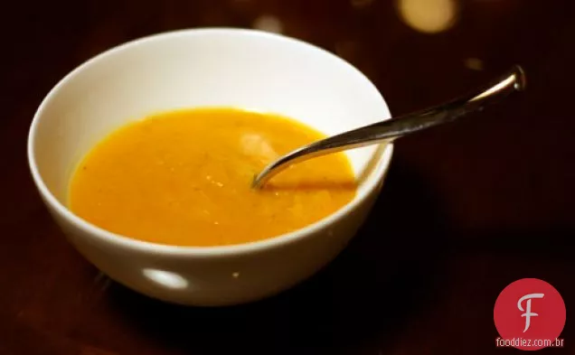 Jantar esta noite: sopa de batata doce com curry com damascos