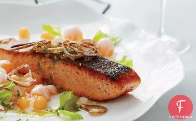 Salmão com melão e chalotas fritas