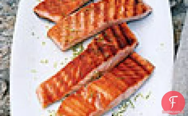 Salmão grelhado com molho de manteiga de limão