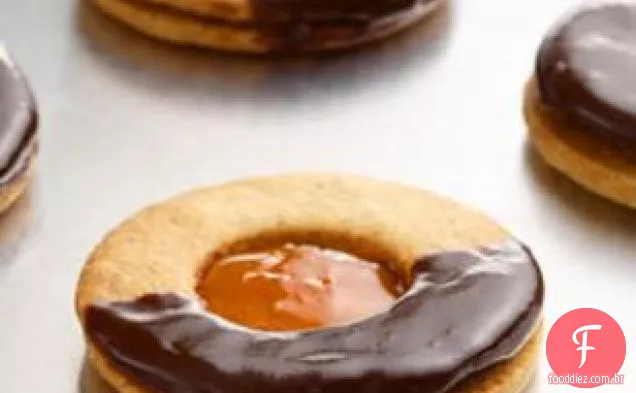 Biscoitos sanduíche de damasco-amêndoa