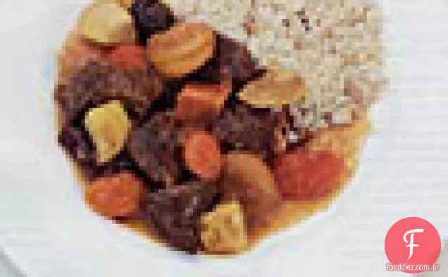 Tagine de cordeiro com ameixas, damascos e vegetais