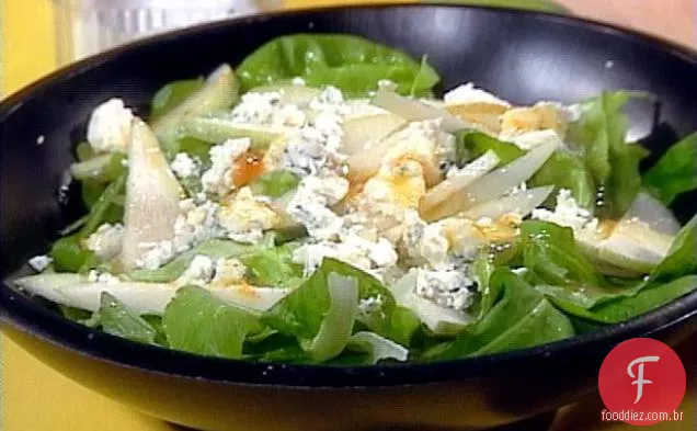 Salada de rúcula com pêra, queijo azul e vinagrete de Damasco