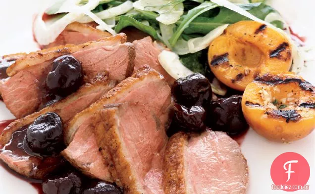 Peito de pato com molho de cereja fresco e damascos grelhados
