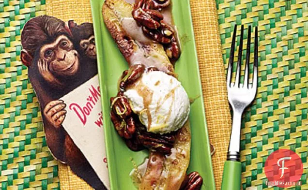 Bananas de manteiga dourada com nozes torradas