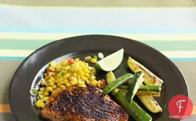 Salmão esfregado com pimenta com abobrinha e milho Salteado