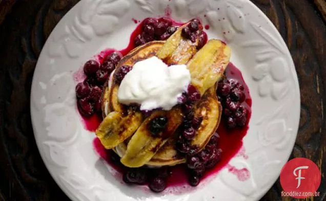 Panquecas Com Bagas Doces E Banana
