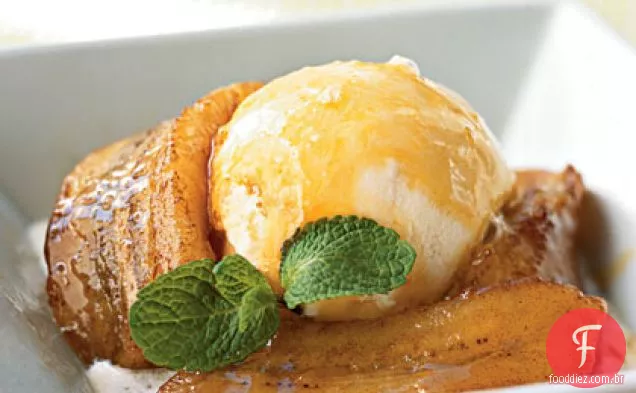 Bananas de manteiga dourada com molho de laranja e conhaque