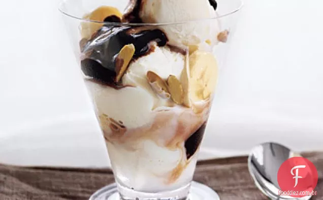 Sundae de iogurte congelado com Bananas e molho de Chocolate