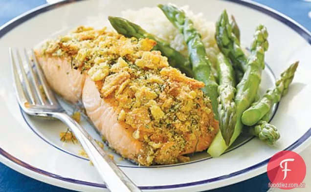 Filetes de salmão com crosta de batata frita