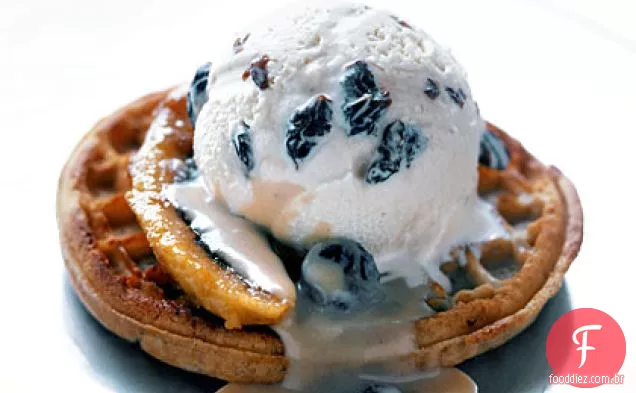 Banana Waffle Sundae com molho de Rum