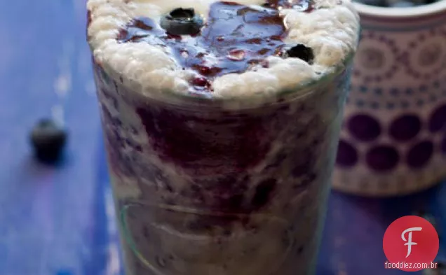 Milkshakes Cremosos Do Mirtilo Da Banana