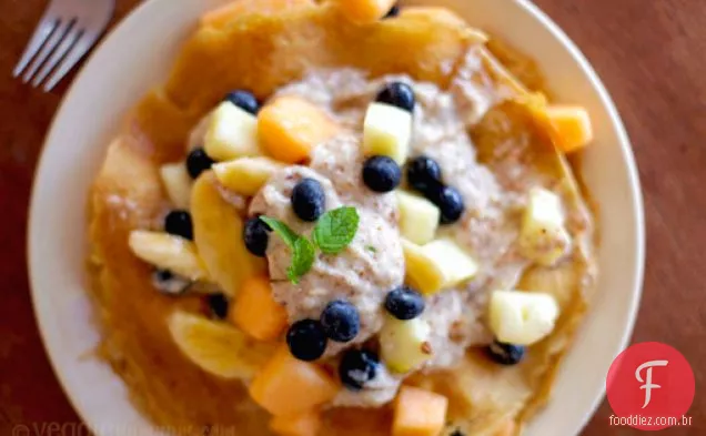 Crepes De Coco Com Frutas Tropicais E Creme De Amêndoa De Banana