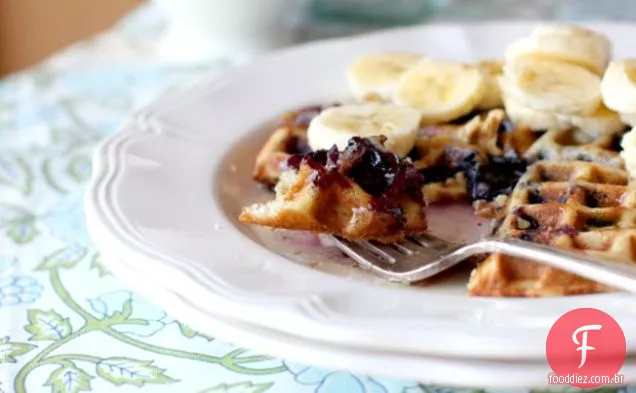 Waffles De Quinoa De Mirtilo Com Xarope De Banana Com Especiarias