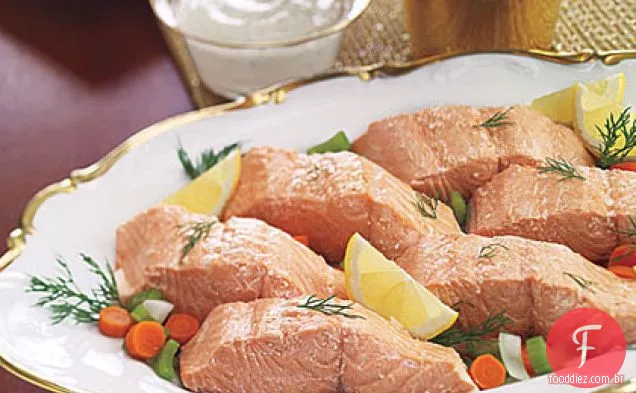 Salmão escalfado com molho de mostarda