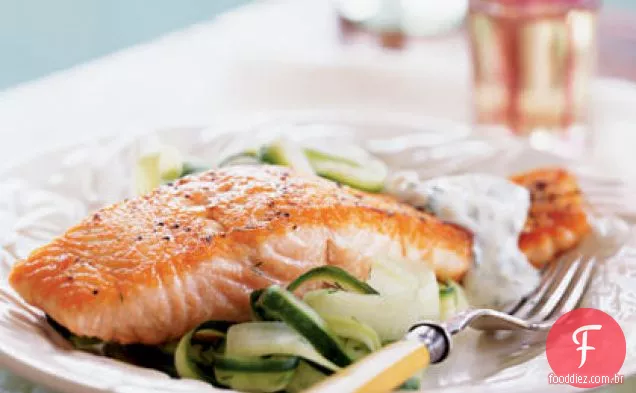 Salmão com salada de pepino e molho de endro