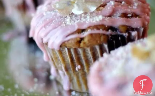 Muffins Da Amora-Preta Da Banana Com Garoa Cor-De-Rosa Da Romã