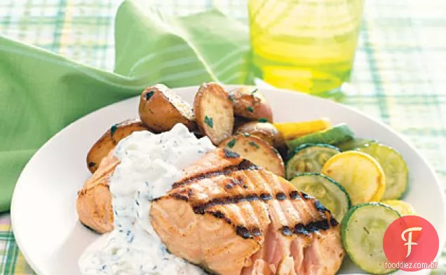 Salmão grelhado com iogurte-molho de hortelã