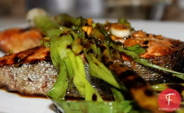 Salmão Grelhado Com Molho Teriyaki Caseiro E Cebolinha Grelhada