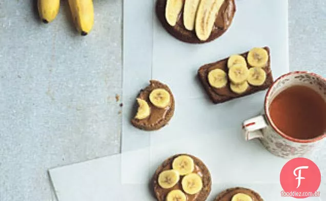 Manteiga De Amêndoa E Bananas De Dedo No Pão De Frutas