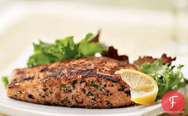 Salmão com crosta de ervas com Salada Mista De Verduras