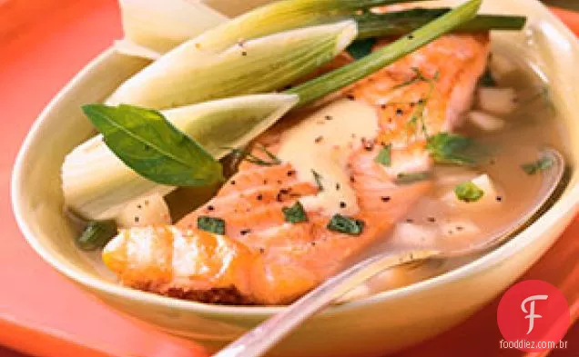 Salmão crocante em caldo de legumes