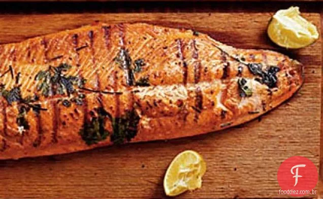 Salmão selvagem grelhado com Salsa de pepino e abacate