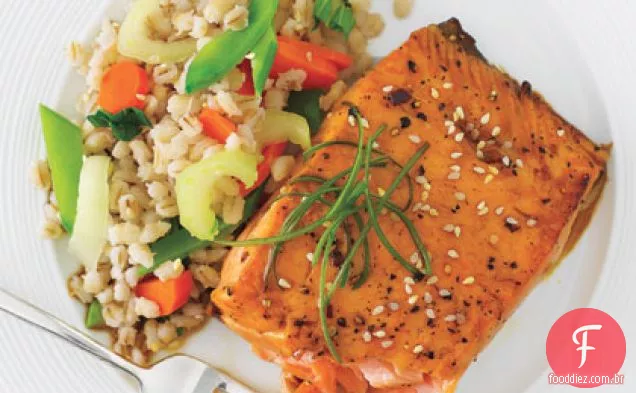 Salmão vidrado com mel e gergelim com salada de cevada confete