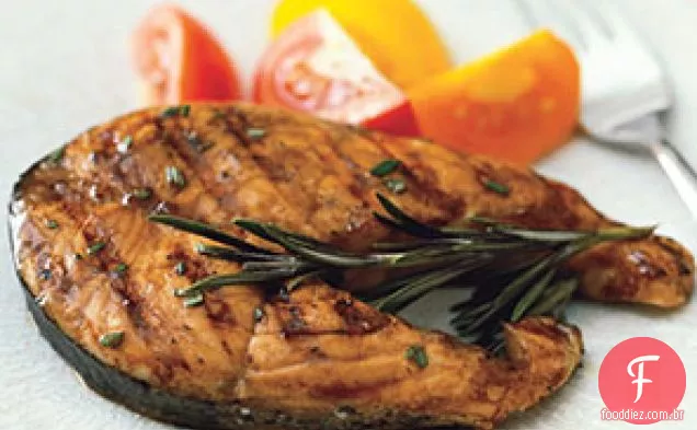 Bife de salmão com esmalte laranja-balsâmico