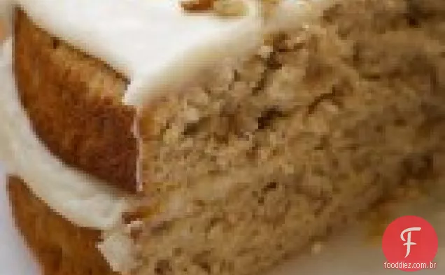 Bolo de camada de noz-pecã com cobertura de Banana