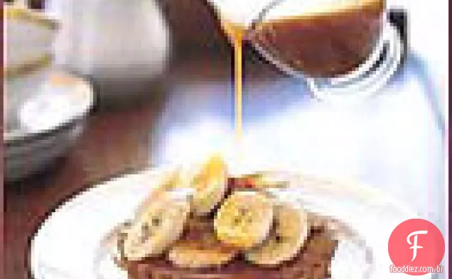 Bolos de amêndoa com Bananas e molho de caramelo quente