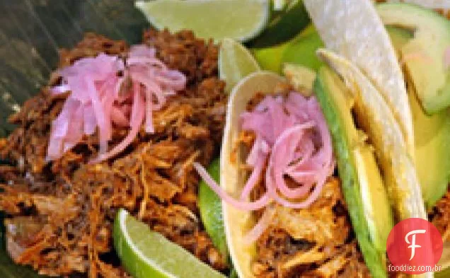 Achiote-porco esfregado assado em folhas de bananeira