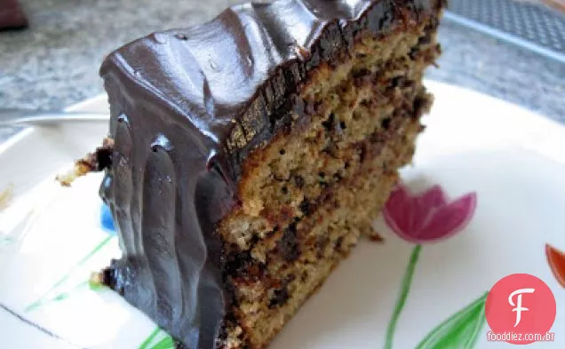 Bolo Da Camada Da Microplaqueta Do Chocolate Da Banana Com Geada Do Mocha