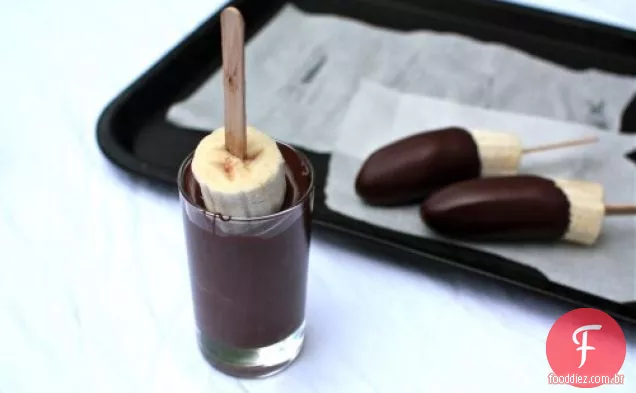 Chocolate-manteiga de amendoim mergulhado Banana Pops
