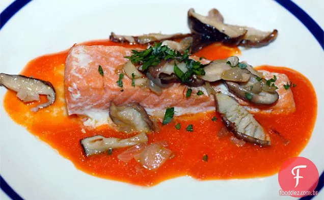 Salmão com cogumelos e molho de pimenta vermelha