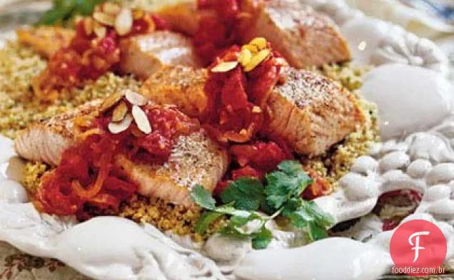 Salmão com amêndoas e molho de tomate e limão