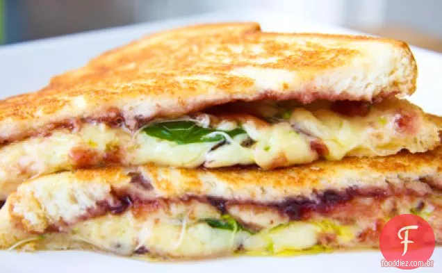 Sanduíche De Cheddar Grelhado E Conservas De Cereja