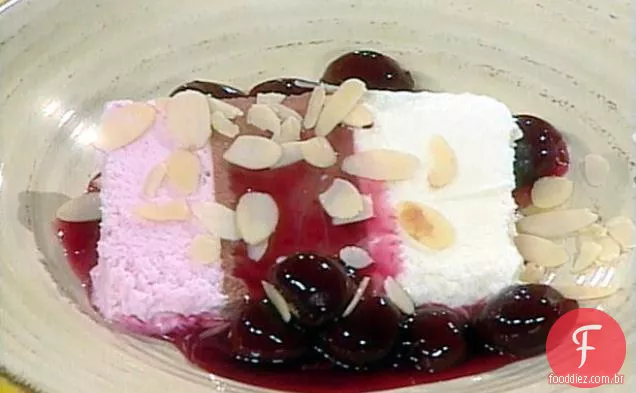 Sorvete napolitano com molho de cereja