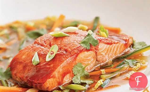 Salmão selvagem do Alasca com vidro Hoisin em caldo de gengibre