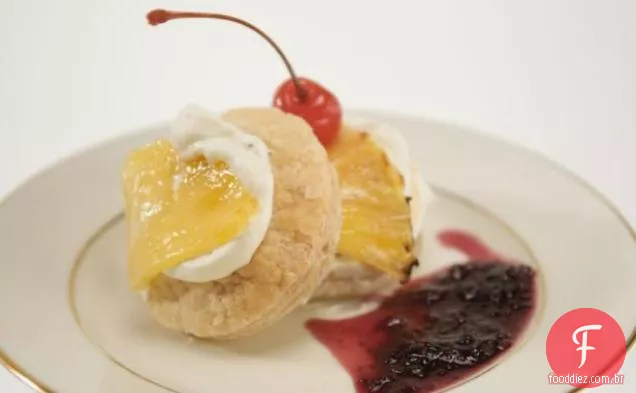 Abacaxi Mille Sfoglie com molho de cereja Maraschino