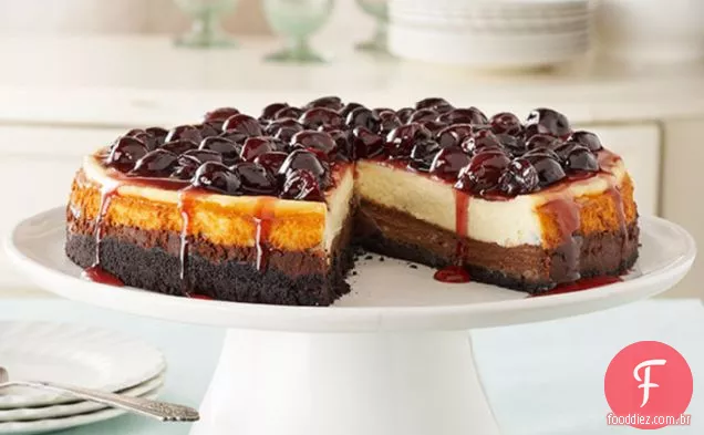 Cheesecake De Fundo Preto Com Vidro De Cereja