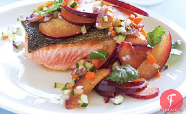 Salmão grelhado com salada de ameixa e pepino