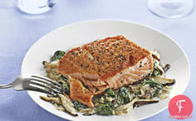 Salmão grelhado com espinafre e Shiitake