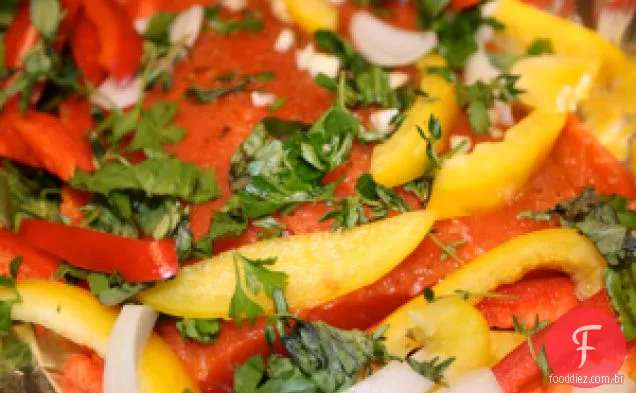 Salmão simples com ervas e vegetais frescos