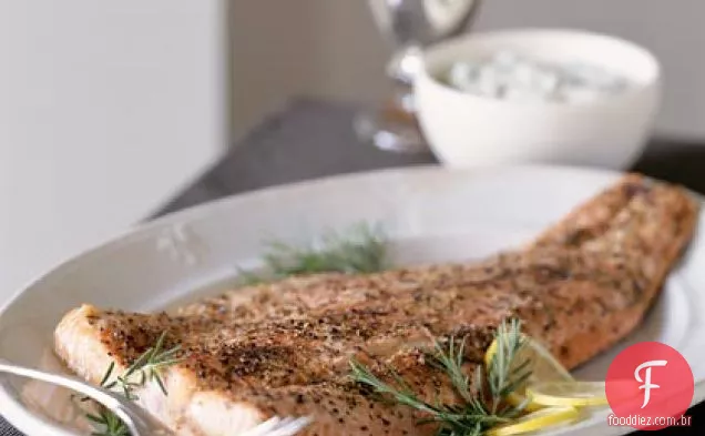 Salmão Assado Com Pimenta Com Molho De Creme De Mostarda E Ervas
