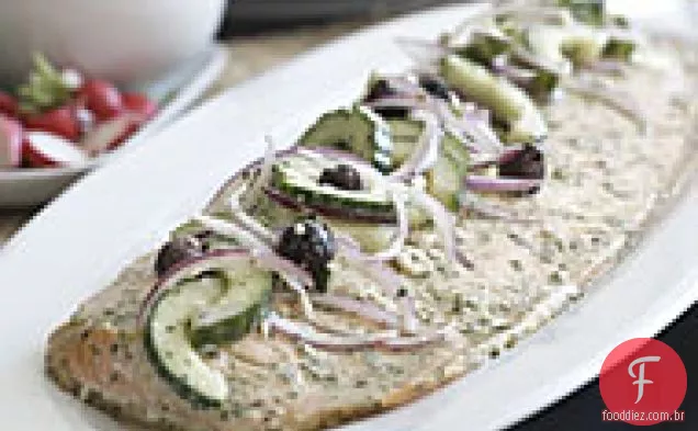 Erva-leitelho-salmão marinado com salada de pepino
