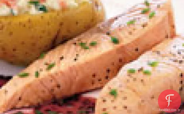 Salmão com Beurre Rouge e batata assada recheada com salmão defumado