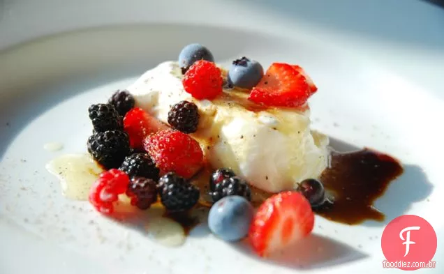 Burrata Com Jardim E Bagas Silvestres, Mel, Balsâmico E Fresco G