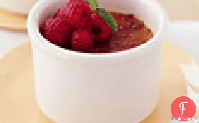 Crème de limão Brûlée com bagas frescas