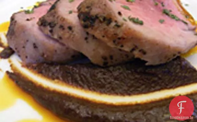 Lombo De Porco Grelhado Com Molho De Toupeira De Noz Preta
