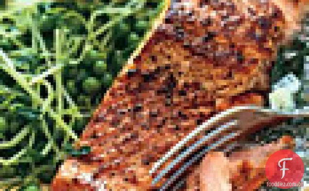 Salmão com ervilhas, gavinhas de ervilha e molho de endro e pepino